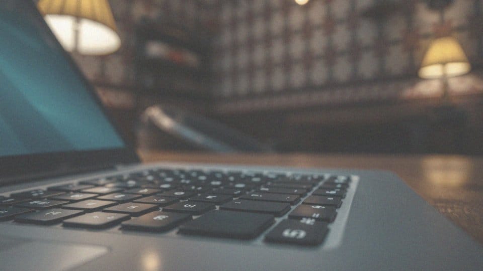 Jak klawisze funkcyjne pomagają w regulacji jasności monitora?