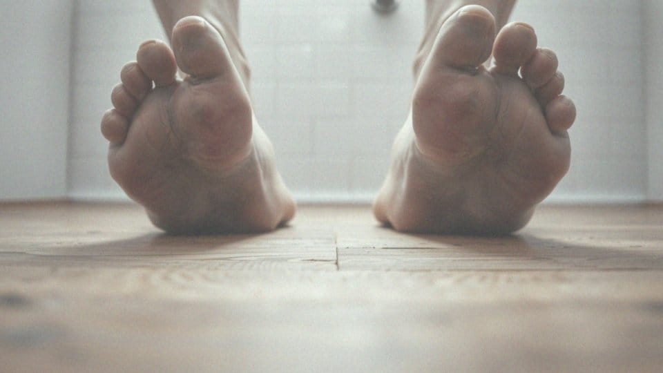 Jak brak nawilżenia wpływa na pękające pięty?